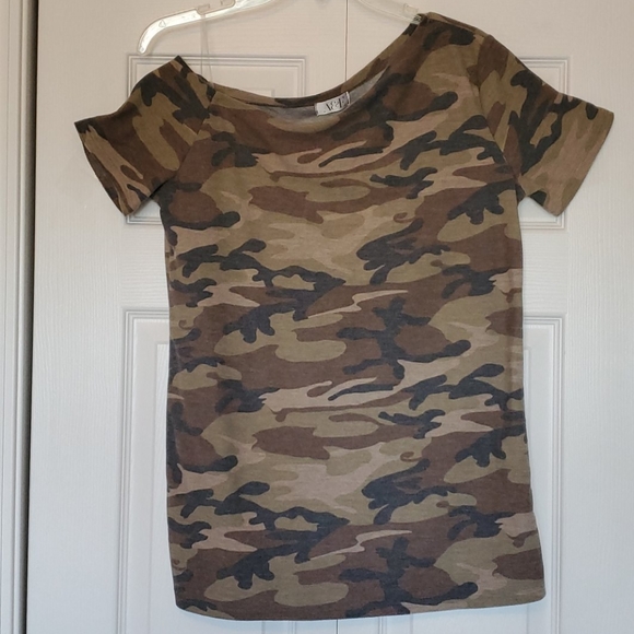 A&E asymmetrical camo print tee shirt size small - Picture 1 of 6